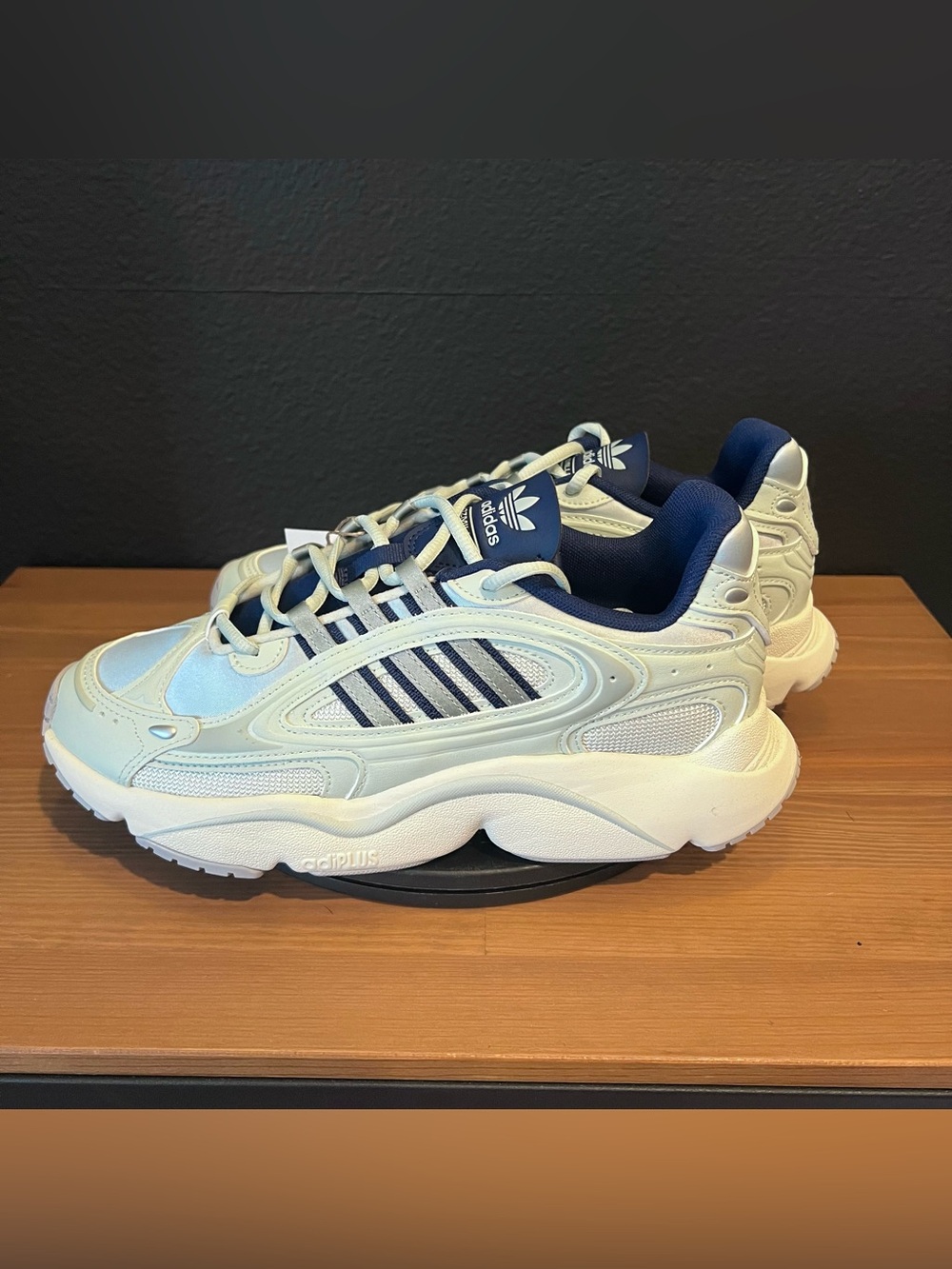 Adidas Ozmillen Men’s Mint Green Low Top Lace Up Athletic Sneakers Size 8.5